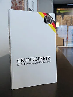 bücherschrank grundgesetz